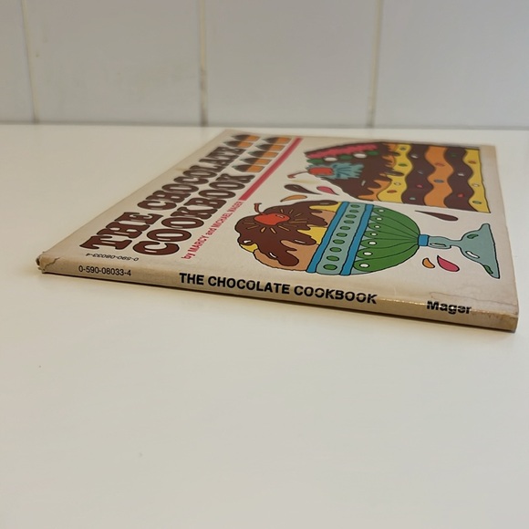 VINTAGE The Chocolate Cookbook, by Marcy and Michael Mager. Scholastic Inc. 1977 - Picture 4 of 7